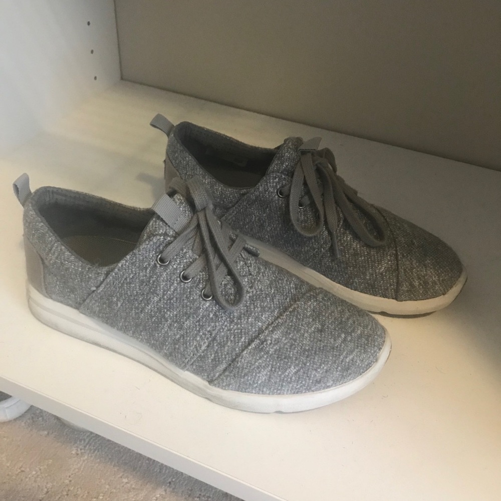 Tom’s Sneakers Size 7
